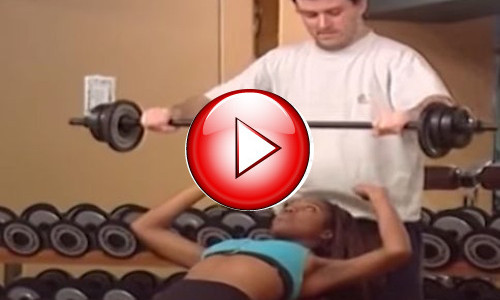 ジムで女性がポロリ！　男性の反応がリアルすぎる