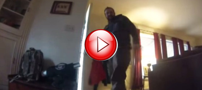 ひとりでお留守番する犬の首輪に小型カメラを装着してみた