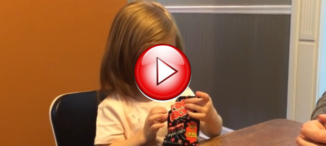 初めて口の中がパチパチするお菓子を食べた少女のリアクションが可愛すぎる♡