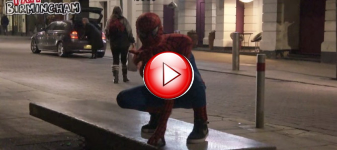 夜の街にあらわれるスパイダーマンの正体は！？