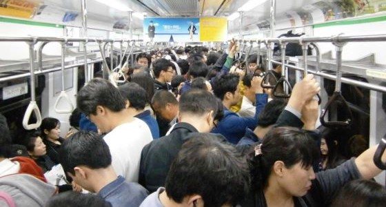 【感動】ラッシュの電車内で泣く子を抱えた母親を救った一言とは? 【感動】ラッシュの電車内で泣く子を抱えた母親を救った一言とは?
