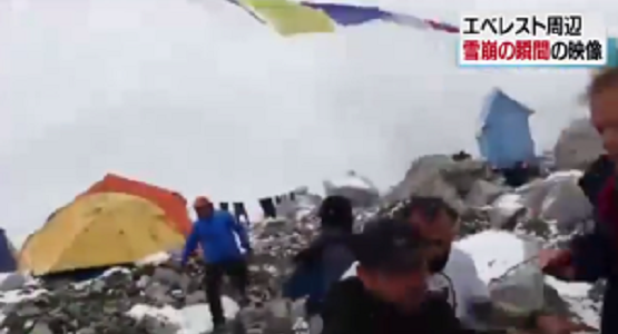 ネパール地震でエベレストの登山家たちを襲った雪崩の瞬間の映像