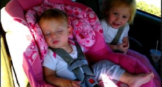 寝てると思ったら音楽に合わせノリノリに踊りだす赤ちゃんが可愛い！