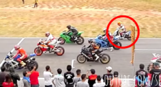 1000ccのバイクレースに一台だけ125ccのスクーターが！