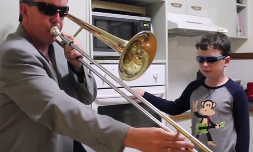 ママが留守の間に…キッチンでおバカコンサート開催！