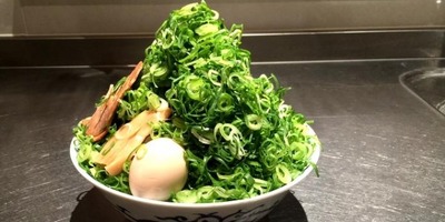 【議論】ラーメン屋で「ご自由にお取りください」のネギをどんぶり2杯分くらい食べたら出禁された