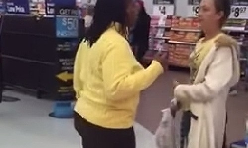 女の争いは恐ろしい…ウォルマートでのバトルが激撮される！