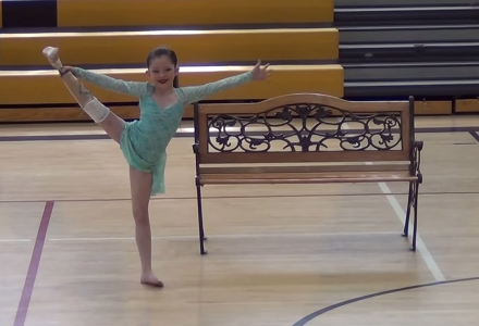 ダンスを愛した片足の少女。義足を外し、自由に踊る