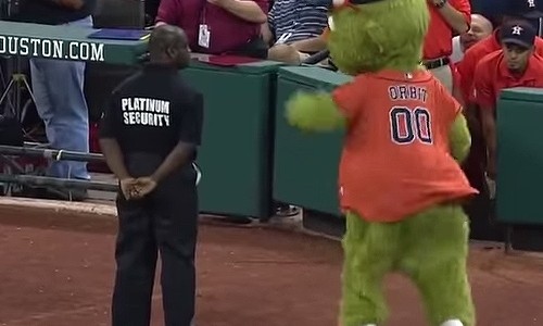 マスコットにイラつく警備員さん…この後、ハジけちゃいますw