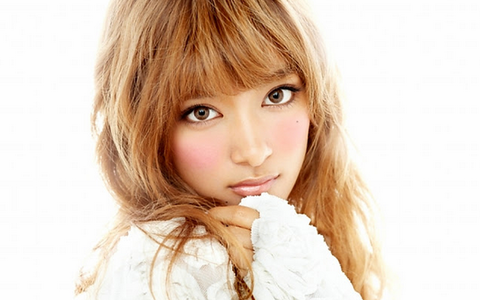 ローラが鍛えた自慢の腹筋を公開 ローラが鍛えた自慢の腹筋を公開