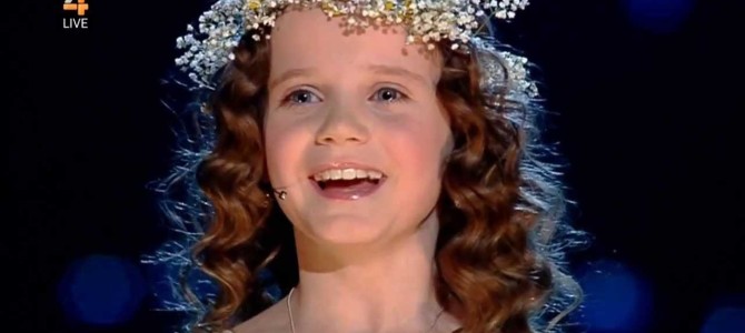 会場全体が震えあがる、9歳の少女が奏でる天使の歌声がすごい