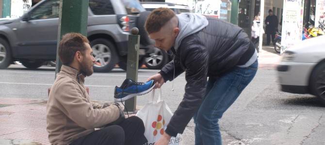 見知らぬ人に靴を買い与えられたホームレスの涙…心温まる瞬間を捉えた写真