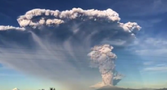 チリ・カルブコ火山噴火がどういうものかがよく分かる早回し映像！！