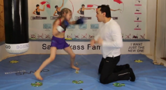8歳のボクシング少女が繰り出すパンチがキレッキレ！全然勝てる気がしない！！