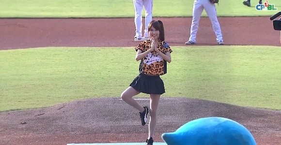 台湾プロ野球！ヨガインストラクターのセクシー始球式が奇天烈すぎると話題！！