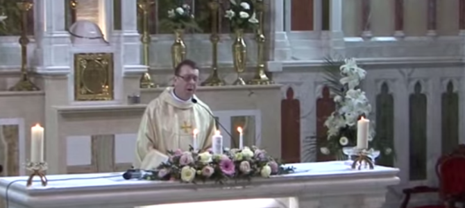 結婚式でおもむろに登壇した神父さん。突然「ハレルヤ」を美声で熱唱！