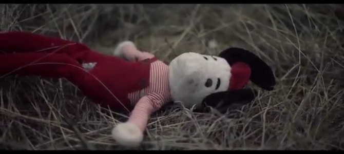 里親に拾われ幸せそうだった少女。幸せは長くは続かなかった。ラストに明かされる少女の正体とは？