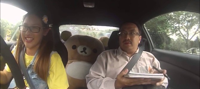 【ドッキリ動画】教習所でダメダメな女の子がドリフトを連発してみた！