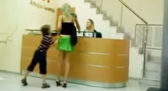 全くかまってくれない母親に怒った子供の復讐に爆笑！！