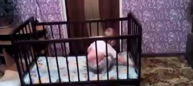 脱走不可能とも思えるベビーベットから華麗に脱走する赤ちゃんがマジで凄い！