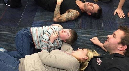 ダウン症の男の子がパニックに…そのときMaroon5がとった行動に感動