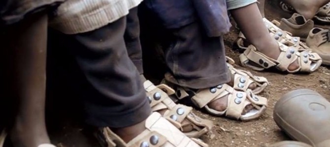 ありそうでなかった発明。靴のない3億人の子供たちを救うたった1つのアイデア