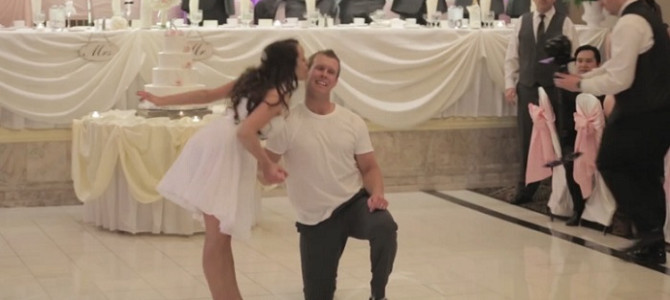 パパも一緒に踊りだす！？新郎新婦が列席者に披露したサプライズダンスが心温まる！