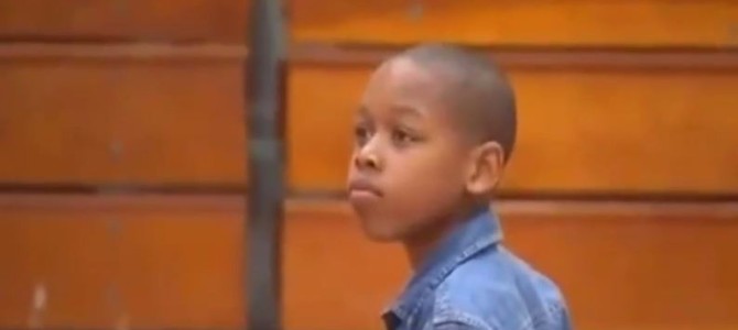 学校の証明写真に飛び入りしてきたのは…？！兵士が仕掛けた感動のフォトボム