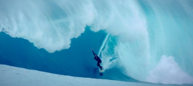 ジェットスキーが転覆する程の破壊力。モンスターウェーブに挑むサーファー映像