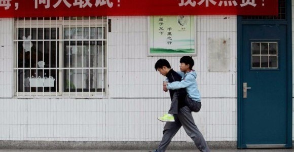 「授業を受けて欲しい」3年間休まず障害を持つ友人をおんぶして登下校する学生