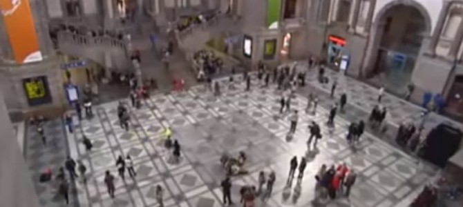 駅で総勢200人のダンサーが参加して踊るサウンドオブミュージック！