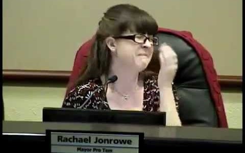 議会の途中にマイクの電源が入ったままトイレに行った結果！？