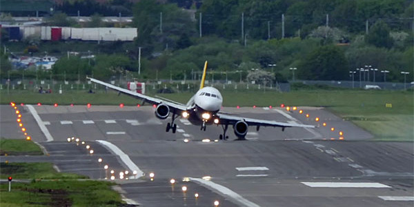 強風に煽られながら着陸させるパイロットの操縦テクニックが凄い！！