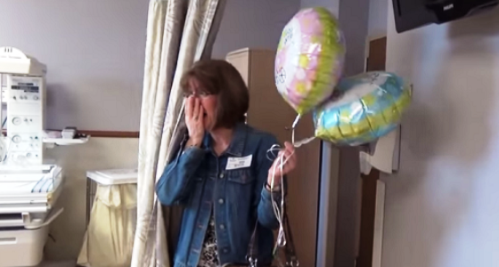 双子を授かった夫婦が仕掛けたサプライズ！訪問客の心温まる反応が感動的！