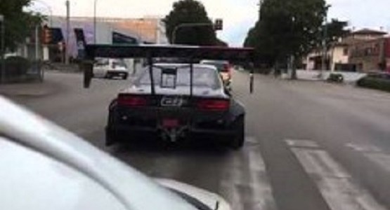 ミニチュアの街をラジコンカーがカーチェイスする本物以上のド迫力映像！