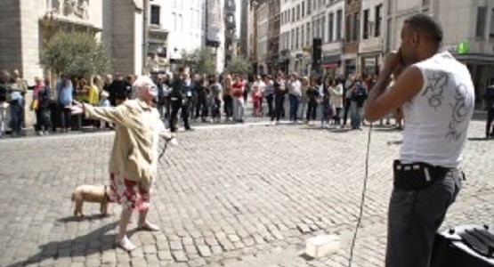 ストリート・ビートボックスに合わせキレッキレのダンスを踊るお婆ちゃん！