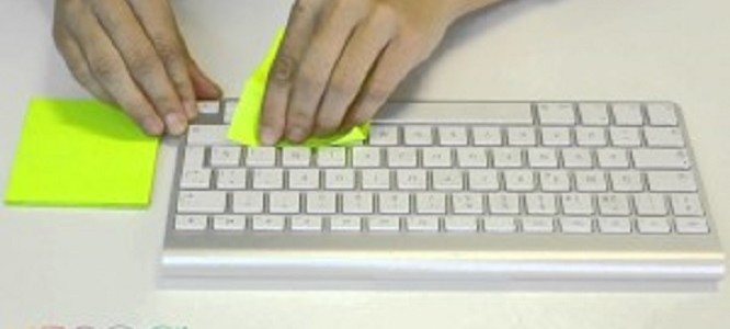 付箋でキーボードが掃除できるぞ！