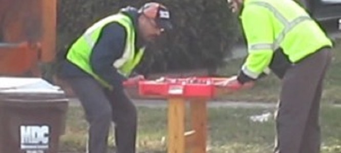 捨てられたフーズボールで遊んじゃうゴミ収集車のお兄さんが楽しそうww