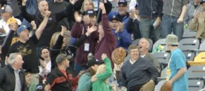 まさかの珍プレー!? すっぽ抜けて観客席に飛んだバットを片手でナイスキャッチ！！