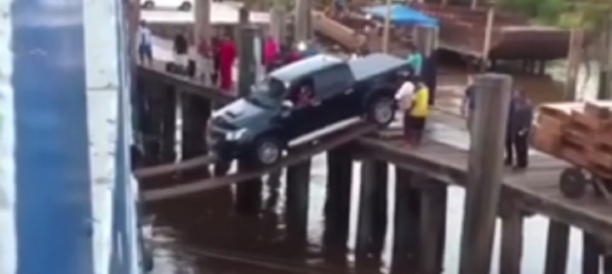 無理でしょ！？薄っぺらい板二枚でトラックを船に乗せる人々！！