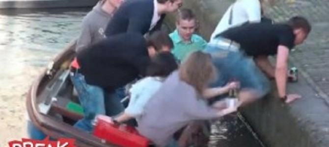 マジかっ！！ 船から川に落ちちゃった女性2人！？