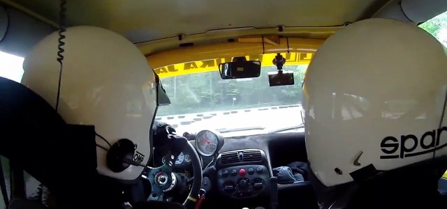 ラリーカーの運転中にハンドルが取れるという信じられないハプニング！しかしそのまま運転続行！！