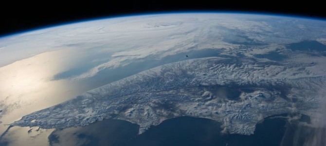 人間はちっぽけだ。宇宙から見た地球はこうなっている。