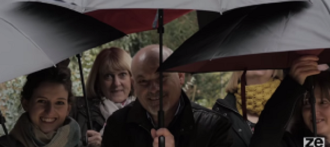 濡れた面を内側に収納できるナイスアイディアな傘！！