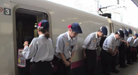 新幹線の清掃チームの手際の良さが「7分間の奇跡」と海外で大絶賛！これが日本が誇るおもてなし！！