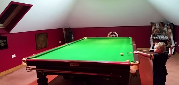 3歳でこの腕前！？ビリヤートで華麗に技を決めまくる天才少年