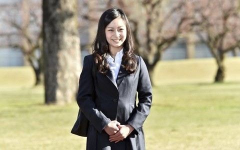 佳子さまがタンクトップ姿でイケメン同級生と歩かれる