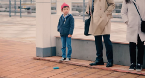 もしも見知らぬ大人が財布を落としたら、子供たちはどうする？！