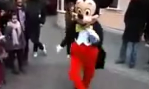 ミッキーマウスにダンス勝負を挑んだら？？