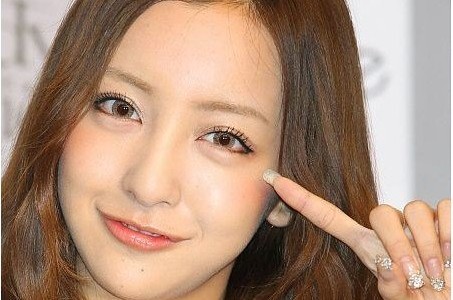 板野友美が公開プロポーズに「何でもいい」と虚ろな目ｗ